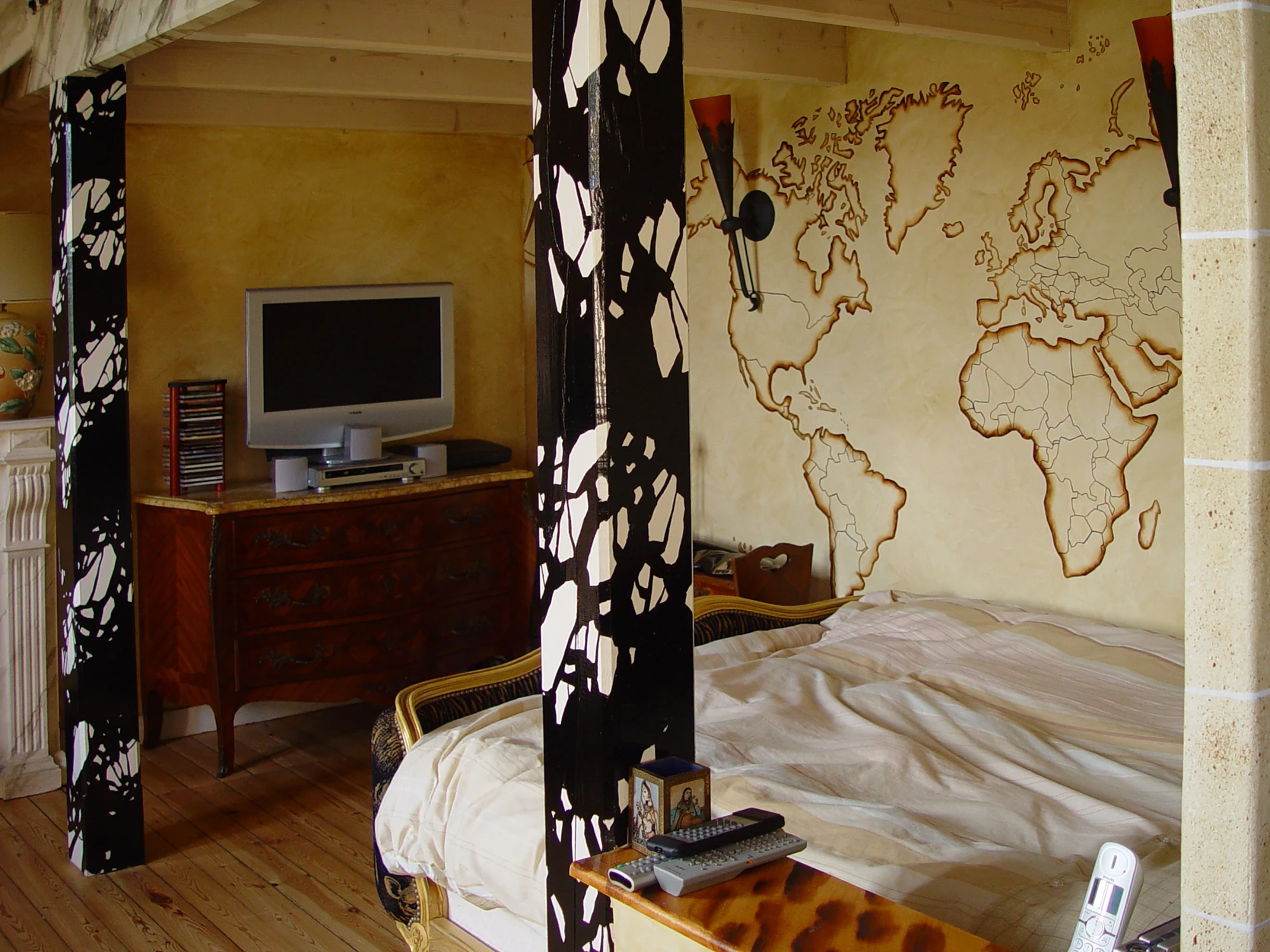 Fresque murale, carte du monde façon pyrogravure, décoration de chambre à Morlaix